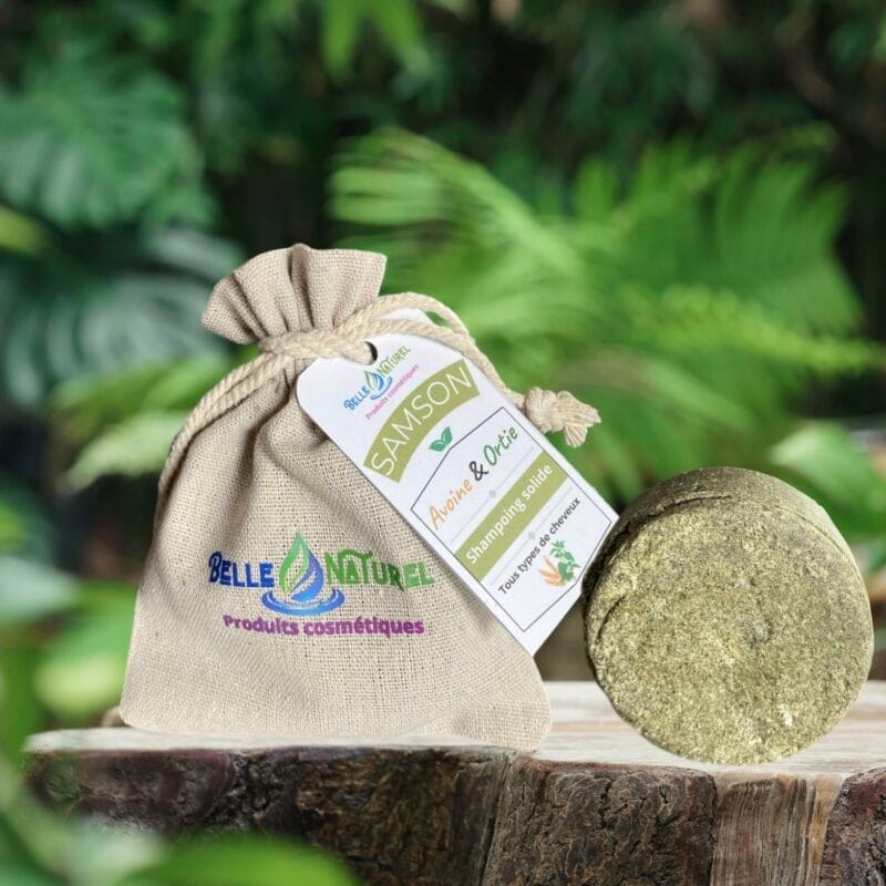 Shampoing Samson: un soin solide artisanal enrichi en ortie et avoine, avec des huiles essentielles de gingembre et menthe poivrée, pour des cheveux renforcés et revitalisés.